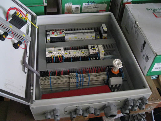 Schalt- und Steuerkasten für Kälteanlagen aller Art und Größen auf Lager